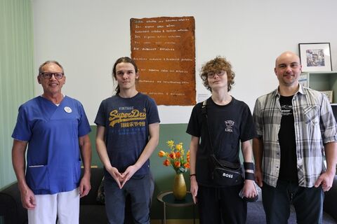 Thomas Wörsdörfer (li außen) hat ein besonderes Kunstwerk initiiert, das (v.l.n.r) Luca, William und Leon (nicht im Bild) unter der Leitung von Berufstherapeut Heiko Rudolf in der Metallwerkstatt des Hegau-Jugendwerks angefertigt haben. Bild: Andrea Jagode